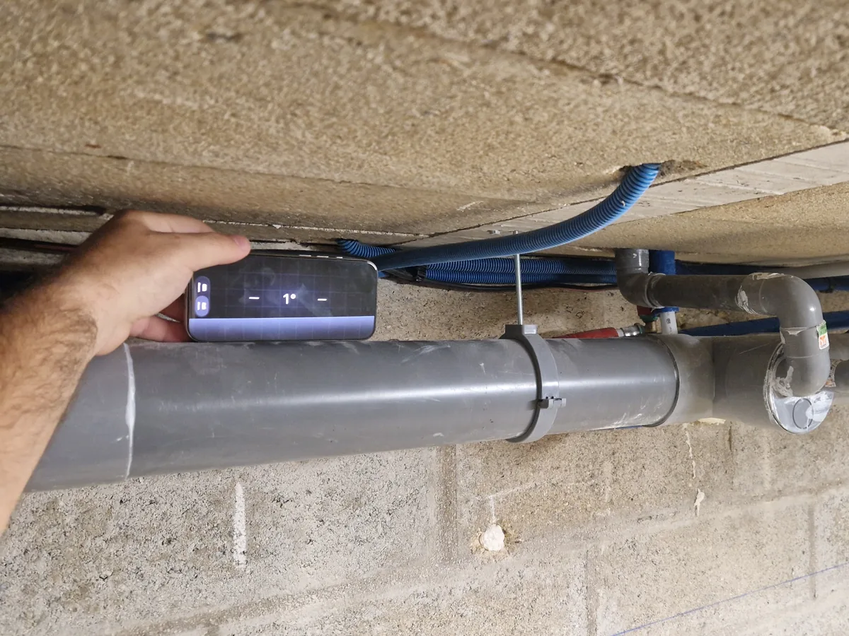 Mesure de la pente d’une canalisation d’évacuation en sous-sol : 1 degré relevé au niveau électronique