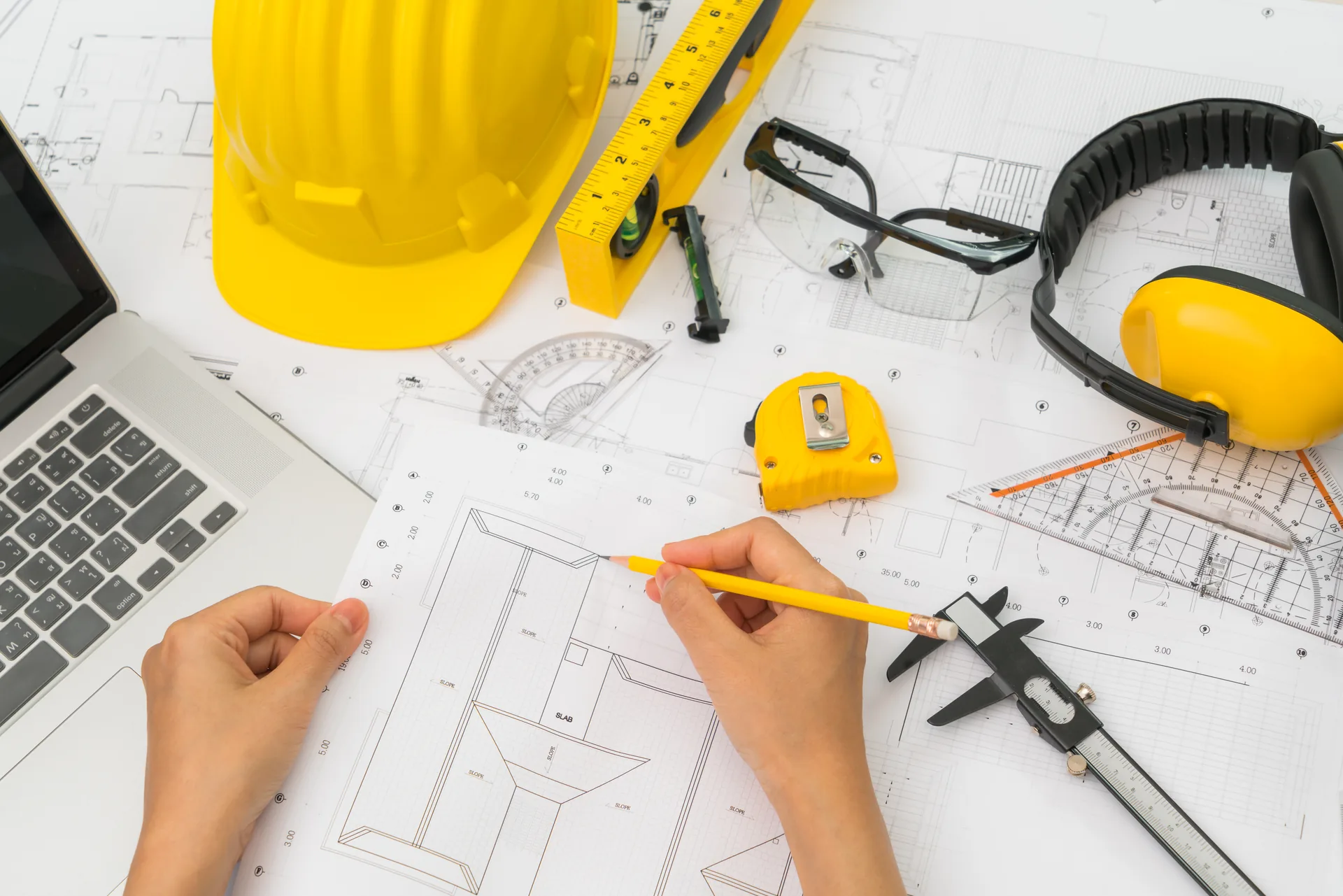 Plans de construction, casque de chantier et outils de traçage
